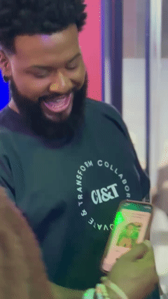 Público interage com totem AI Booth na ativação da CI&T na FEBRABAN. Participante escolhe como se imagina no futuro e recebe foto personalizada com tecnologia de inteligência artificial.