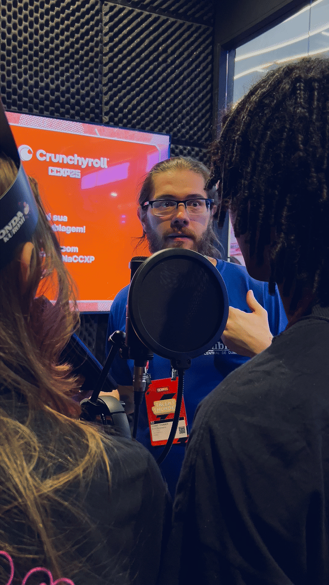 Fãs participam da experiência de dublagem anime no estande da Crunchyroll na CCXP