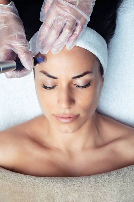 cosmetologist-making-mesotherapy-injection-with-de-2023-11-27-05-10-04-utc-1.jpg