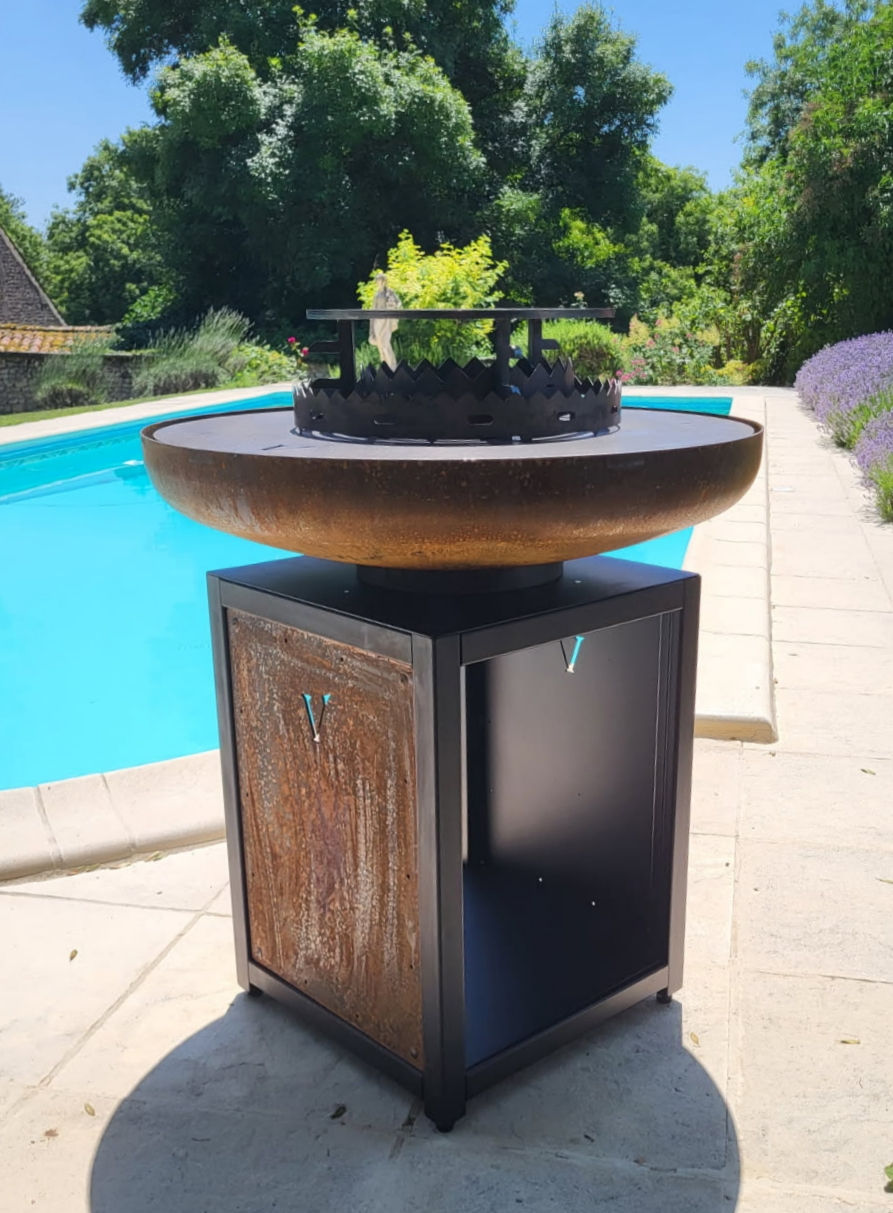 Miniature : brasero rond sur socle thermolaqué noir traversant avec façade Corten Vulcan brasero au bord d'une piscine 