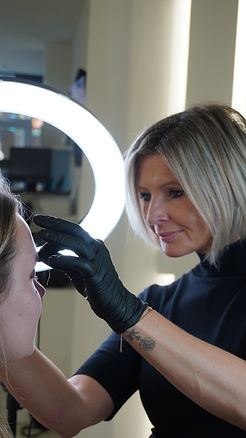 Brow mapping nauwkeurig in uitvoering door specialist bij de Nanobrow Studio voor natuurlijke nanobrows