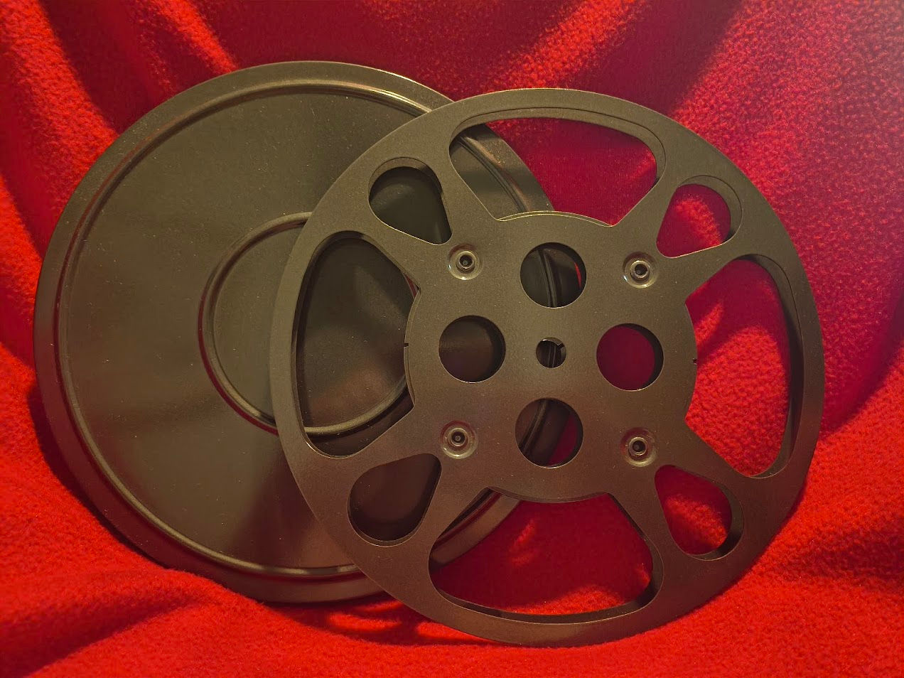 Goldberg Super 8mm 600 ft Metal Movie Reel and Metal Can Set