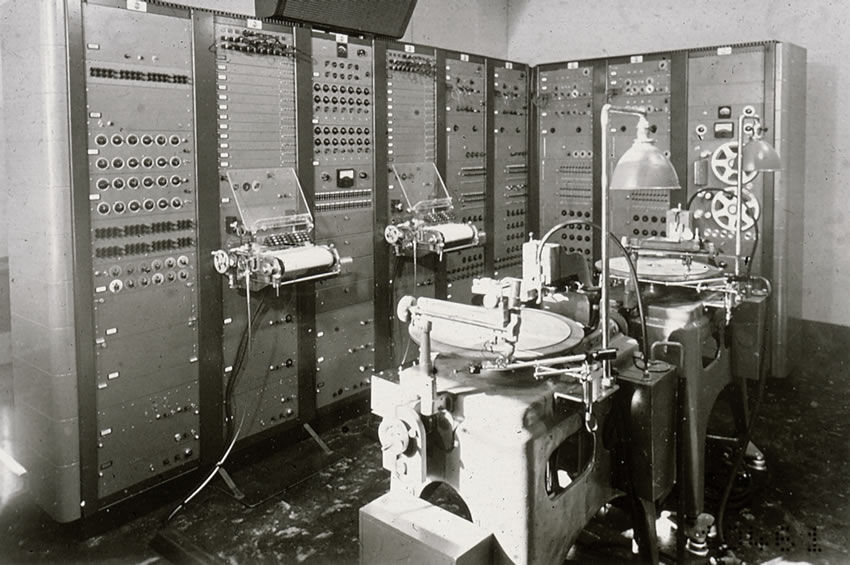 RCA synthesizer by Harry Olson in 1955 (courtesy of Tom Rhea)