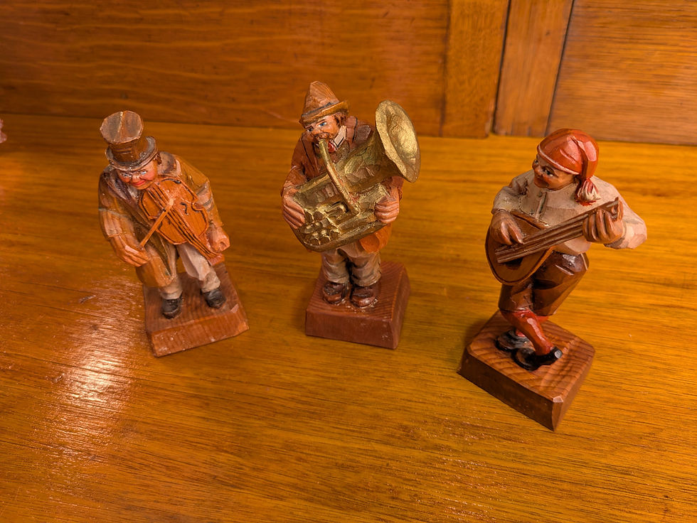サムネイル： Vintage Hand-Carved Alpine Musician Figurines – Set of 3 – Mid-Century European