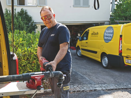 Sanitärmonteur von alltech im Sägen eines Abflussrohrs vor einem Einfamilienhaus im Einsatz