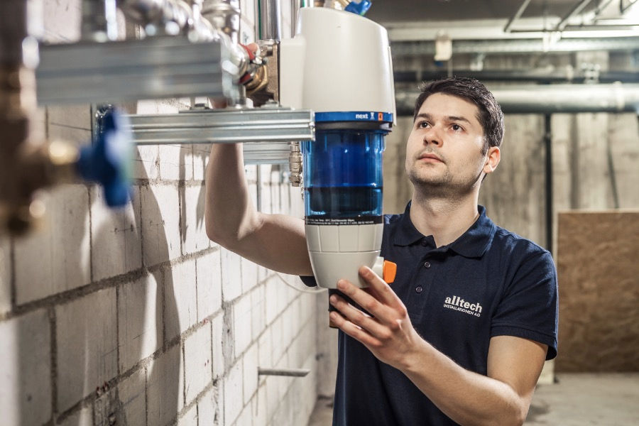 Servicemonteur der alltech bei der Montage einer Apparatur