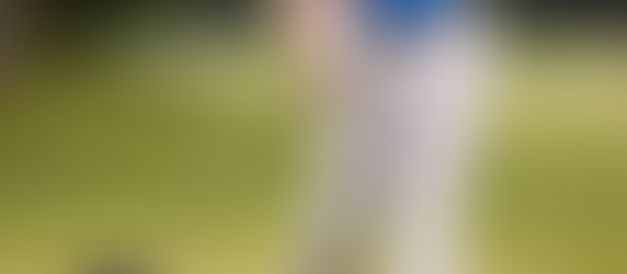 ゴルフでミスショットをする男性