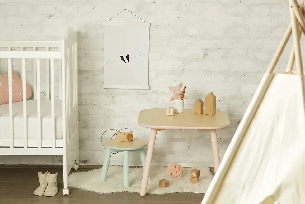 Miniature : L'affiche les Moineaux au format A3 encadrée dans un cadre bois et accroché dans une chambre d'enfant