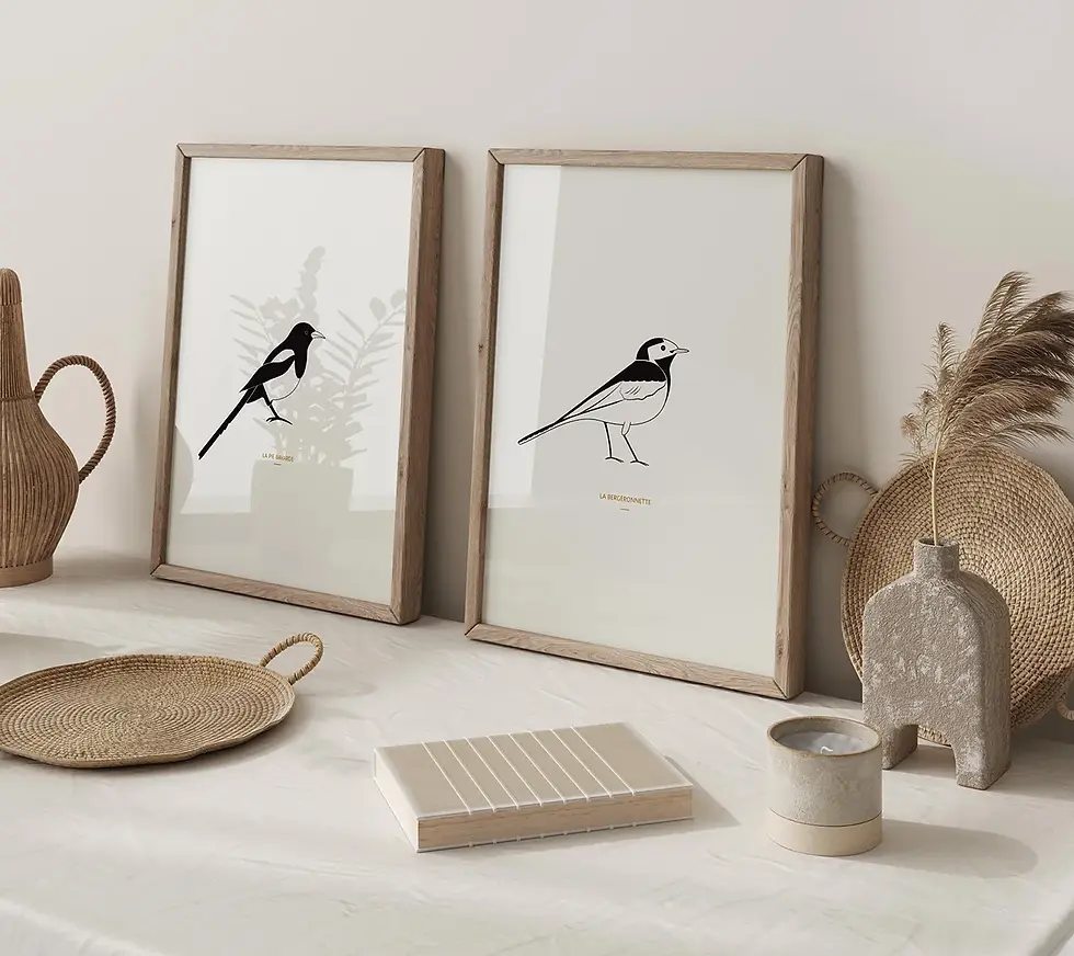 Miniature : Deux posters d'oiseaux minimalistes et doux encadrés sur un bureau