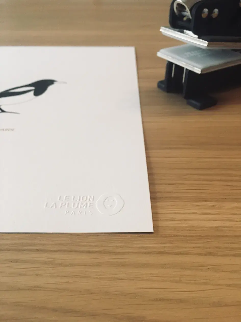 Poster minimaliste d'un oiseau en noir et blanc signé avec un timbre à sec