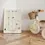 Miniature : Une affiche pédagogique des tables de multiplication avec un cadre dans une chambre d'enfant
