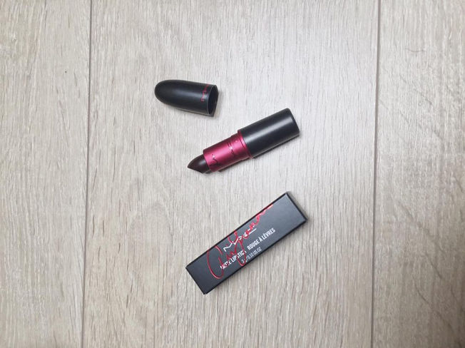 MAC/Lipstick: Vivaglam Ariana Grande