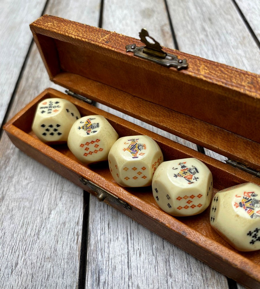 Thumbnail: Curiosité : Ancien Jeu de dés-cartes à 10 faces avec joker