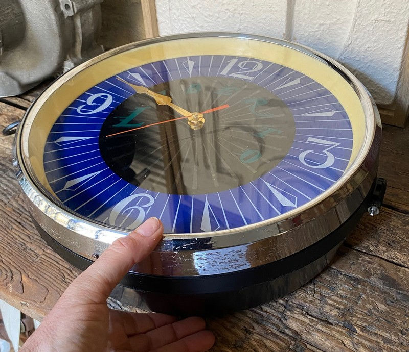 Miniature : Jeans LIBERTO : Pendule Publicitaire à effet d'optique !