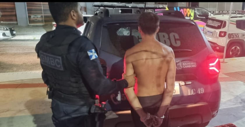 Guarda Municipal prende homem após furto de caixas de transporte de supermercado