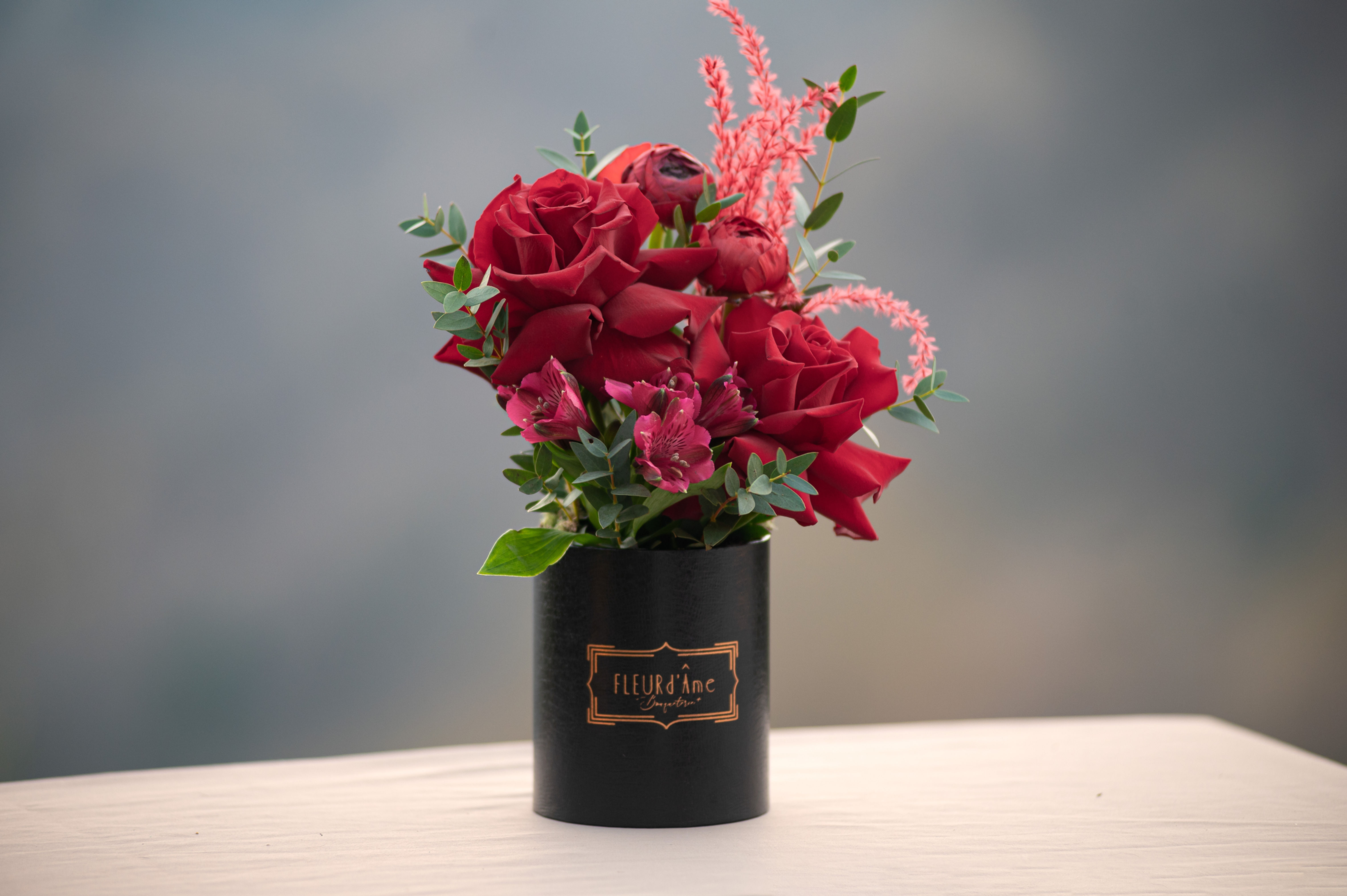 Rosso Ardente: Rose e Alstroemeria in Armonia