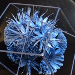allestimento con fiori di carta crespa blu