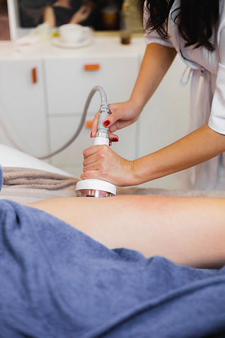 masseur-doing-anti-cellulite-massage-client-spa-beauty-salon-using-oil.jpg