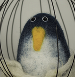 Miniature : Petit pingouin en laine feutrée dans sa cage - gris