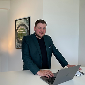 Yanick unser Sales Manager fleissig am arbeiten an seinem Laptop