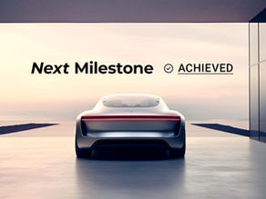 Futuristisches Bild, das ein Auto in Abendstimmung zeigt mit dem Text „Nächster Meilenstein erreicht“