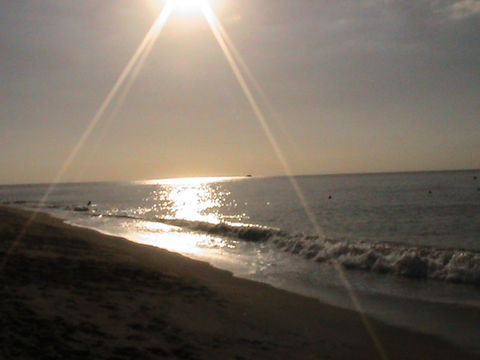 Zee met de ondergaande zon en zichtbare horizon, symbolisch voor vrijheid, ontspanning, mindfulness bij Juvante.