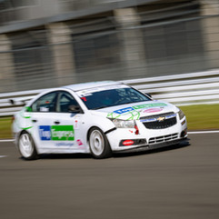 Ein Chevrolet Cruze Tourenwagen fährt auf der Start-Ziel-Geraden am Nürburgring