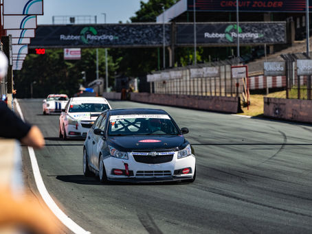 Robin Renz fährt mit dem Chevrolet Cruze in Zolder nahe an der Mauer auf der Start-Ziel-Geraden