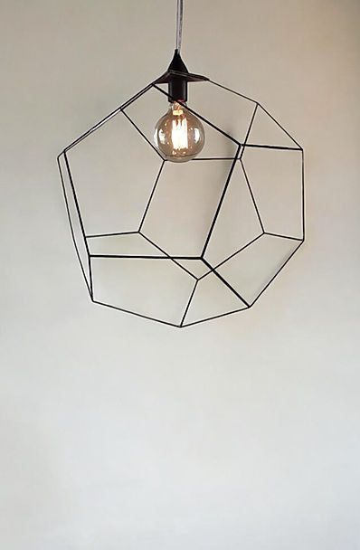 
Ürün Özellikleri
5gen formunda camların asimetrik şekilde birleştirilmesiyle oluşturulmuş modern vitray tavan aydınlatması. Ürün tamamiyle el yapımı olup zanaatkar vitray ustaları tarafından üretilmiştir. Aydınlatmada E27 duy kullanılmaktadır.

Materyal
Cam , Lehim , Pirinç

Ürün Ölçüleri
S- 40x40x40
M- 60x60x60
L- 70x70x70 