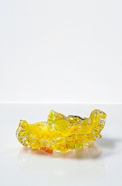 Ürün Özellikleri
El yapımı sanatsal cam obje
Tasarım ve üretim sanatçı Bernard Heesen tarafından yapılmıştır.
Bernard Heesen (1958), çalışmalarını Leerdam yakınlarındaki Acquoy'daki De Oude Horn cam işlerinde gerçekleştiren bir cam sanatçısıdır. Yenilik arayışında olan Bernard Heesen, Leerdam cam geleneğine uyuyor. Yaptığı işin icracısı olarak, dinamik bir yaratıcı süreçte ürünlerinin şekline ve ifadesine katkıda bulunma şansı tanır.
Materyal
Cam
Ürün Ölçüleri
50x50x20h