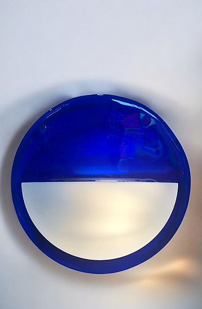 
Zamansız tasarımı ve zarif işçiliğiyle dikkat çeken bu Vintage Murano cam aplik, 1960-1970 yılları arasında üretilmiş orijinal bir İtalyan tasarımıdır. 30cm çap ölçüsündeki aplik, derin kobalt mavisi arka kısım ve opal beyaz ön bölümüyle hem sanatsal bir ifade hem de sıcak bir aydınlatma sunar.

Murano adasının ünlü cam ustaları tarafından üretilen bu parça, hem koleksiyonerler hem de iç mekanına karakter katmak isteyenler için eşsiz bir tercihtir. Duvara monte edilen bu aplik, özellikle oturma odası, yatak odası veya koridor gibi alanlarda şık ve sofistike bir atmosfer yaratır.

Özellikler:
Menşei: Murano, İtalya
Dönem: 1960–1970
Malzeme: El yapımı Murano cam
Renk: Kobalt mavi & Opal beyaz
Boyut: 30cm(Q)
