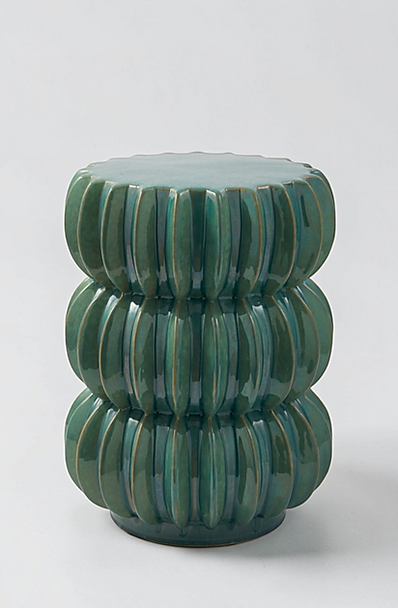 
Ürün Özellikleri
Pols Potten Pumpkin Side Table, seramikten üretilmiş olup, bakış açısına göre değişen görünümüyle öne çıkar. Derin yeşil yüzeyi, ışığı sürekli farklı şekillerde yansıtarak yanardöner tonlar ortaya çıkarır ve her bakışta yeni bir görsel deneyim sunar. 
Kompakt ve yuvarlak formu sayesinde kanepe veya berjer yanında yan sehpa olarak kullanılmak için idealdir. Aynı zamanda bulunduğu mekâna hareket ve enerji katan bağımsız bir dekoratif obje olarak da dikkat çeker. Her Pumpkin Side Table, yüzeyindeki doğal ton ve doku farklılıkları sayesinde kendine özgü bir görünüme sahiptir; seramiğin dayanıklılığını çarpıcı bir estetikle buluşturur.

Materyal
Seramik

Ürün Ölçüleri
Ø 34 cm - H. 46 cm