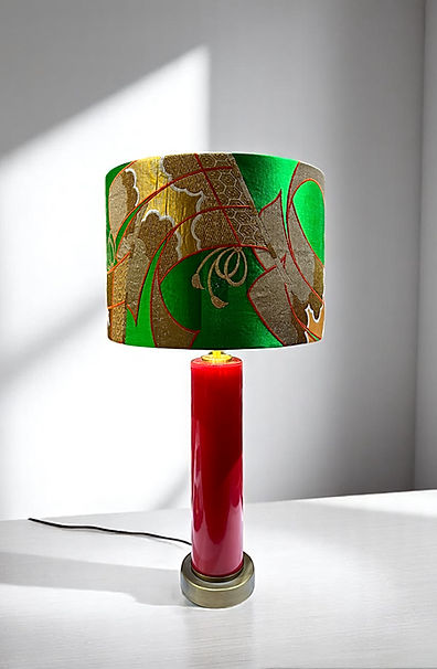 
Ürün Özellikleri
Bordo cam kaide üzeri aynı zarafette kimono kumaşından üretilmiş aydınlatma şapkası . Artdeco tasarım anlayışını benimsemiş etkileyici masaüstü aydınlatma. Üründe E27 duy kullanılmıştır.

Materyal
İpek karışık kumaş , cam , metal

Ürün Ölçüleri
40cm (Q) x 76cm (h)