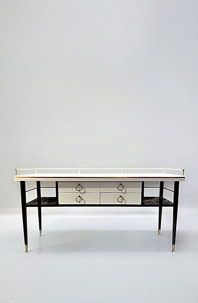 Ürün Özellikleri
1970-1980 dönemine ait masif İtalyan dresuar. Tiftix'in modern dokunuşu ile yeniden günümüz tasarımları arasında yerini alabilir.Yenilenme işleminde ürün zımparalanıp  , pirinç aksamları temizlenip , ahşap üzerindeki deformasyonların giderilmesi , bambaşka bir duruş sunan siyah , beyaz renklendirme ve lake cila uygulaması yapılmıştır.

Materyal
Ahşap , pirinç

Ürün Ölçüleri
150cm x 45cm x 72cm (H)