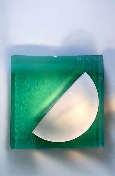 
Zamansız tasarımı ve zarif işçiliğiyle dikkat çeken bu Vintage Murano cam aplik, 1960-1970 yılları arasında üretilmiş orijinal bir İtalyan tasarımıdır. 30cm x 30cm ölçüsündeki aplik, Yeşil arka ve opal beyaz ön bölümüyle hem sanatsal bir ifade hem de sıcak bir aydınlatma sunar.

Murano adasının ünlü cam ustaları tarafından üretilen bu parça, hem koleksiyonerler hem de iç mekanına karakter katmak isteyenler için eşsiz bir tercihtir. Duvara monte edilen bu aplik, özellikle oturma odası, yatak odası veya koridor gibi alanlarda şık ve sofistike bir atmosfer yaratır.

Özellikler:
Menşei: Murano, İtalya
Dönem: 1960–1970
Malzeme: El yapımı Murano cam
Renk: Yeşil & Opal beyaz
Boyut: 30cm x 30cm