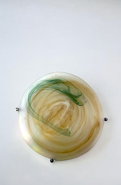 
Ürün Özellikleri
Sanatsal cam duvar objesi, yumuşak tonlarda bej ve yeşil renklerin ahenkli bir şekilde birleşimiyle tasarlanmıştır. Camın içerisindeki dalgalı desenler, doğal bir hareketlilik ve organik bir estetik sunmaktadır. Krom detaylarla sabitlenen bu şık obje, hem modern hem de klasik dekorasyon anlayışına uyum sağlayabilecek eşsiz bir sanat eseri olarak dikkat çekmektedir. Mekâna derinlik ve zarafet katmak isteyenler için ideal bir seçimdir.

Materyal
El yapımı cam

Ürün Ölçüleri
70cm (Q)