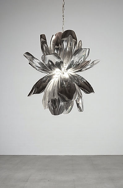 
Ürün Özellikleri
Alüminyum döküm yaprak formuyla tasarlanan Jelly Lamp , organik yaprakların akışkan hatları, metalin modern gücüyle birleşerek hem sanatsal hem de etkileyici bir atmosfer yaratır. Işık kaynağı, çok katmanlı yaprakların arasından yumuşak ve etkileyici bir şekilde yayılır; bulunduğu alanı yalnızca aydınlatmakla kalmaz, aynı zamanda görsel bir odak noktası hâline getirir.

Üründe G-9 duy kullanılmaktadır.

Materyal
Çelik , Alüminyum

Ürün Ölçüleri
100cm x 100cm x 105cm