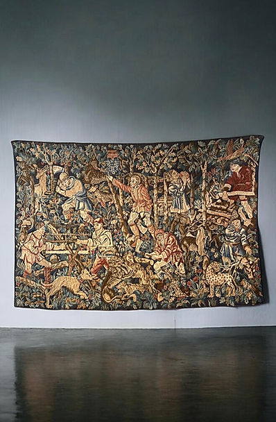 Vintage Av Sahnesi Gobleni 

Mekânlarınıza tarihi bir dokunuş katacak bu eşsiz Vintage Goblen, ustalıkla işlenmiş detayları ve zengin renk paletiyle göz alıcı bir dekorasyon parçası sunuyor. 17. yüzyıl Avrupa av sahnelerinden ilham alan bu özel tasarım, asillerin ormanda geçen görkemli av günlerini tüm ihtişamıyla yansıtıyor.

Avcılar, hayvanlar ve doğanın iç içe geçtiği bu sahne, duvarınıza hem sanat hem de hikâye katıyor. Kaliteli kumaş dokusu ve zamana meydan okuyan renkleriyle, bu goblen yalnızca bir dekor ürünü değil, aynı zamanda koleksiyonluk 1970lerden bir antikadır.

Ürün Ölçüleri
195cm x 125 cm (h)