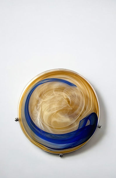 
Ürün Özellikleri
Sanatsal cam duvar objesi, yumuşak tonlarda bej ve kobalt renklerin ahenkli bir şekilde birleşimiyle tasarlanmıştır. Camın içerisindeki dalgalı desenler, doğal bir hareketlilik ve organik bir estetik sunmaktadır. Krom detaylarla sabitlenen bu şık obje, hem modern hem de klasik dekorasyon anlayışına uyum sağlayabilecek eşsiz bir sanat eseri olarak dikkat çekmektedir. Mekâna derinlik ve zarafet katmak isteyenler için ideal bir seçimdir.

Materyal
El yapımı cam

Ürün Ölçüleri
40cm (Q)