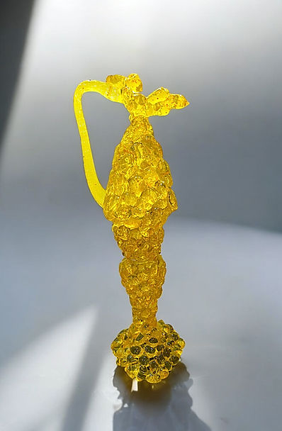 Ürün Özellikleri
El yapımı sanatsal cam obje
Tasarım ve üretim sanatçı Bernard Heesen tarafından yapılmıştır.
Bernard Heesen (1958), çalışmalarını Leerdam yakınlarındaki Acquoy'daki De Oude Horn cam işlerinde gerçekleştiren bir cam sanatçısıdır. Yenilik arayışında olan Bernard Heesen, Leerdam cam geleneğine uyuyor. Yaptığı işin icracısı olarak, dinamik bir yaratıcı süreçte ürünlerinin şekline ve ifadesine katkıda bulunma şansı tanır.
Materyal
Cam
Ürün Ölçüleri
35x30x90h (cm)