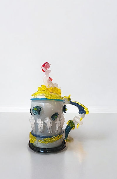 Ürün Özellikleri
El yapımı sanatsal cam obje
Tasarım ve üretim sanatçı Bernard Heesen tarafından yapılmıştır.
Bernard Heesen (1958), çalışmalarını Leerdam yakınlarındaki Acquoy'daki De Oude Horn cam işlerinde gerçekleştiren bir cam sanatçısıdır. Yenilik arayışında olan Bernard Heesen, Leerdam cam geleneğine uyuyor. Yaptığı işin icracısı olarak, dinamik bir yaratıcı süreçte ürünlerinin şekline ve ifadesine katkıda bulunma şansı tanır.
Materyal
Cam
Ürün Ölçüleri
36x36x44h