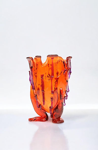 Ürün Özellikleri
1995 yılında Gaetano Pesce tarafından Fish Design koleksiyonu için tasarlanan yumuşak reçineden vazo.
* Bu parça sipariş alındıktan sonra model referansları, renkleri ve boyutları korunarak üretilecektir. Tüm parçalar el yapımıdır, bu nedenle benzersizdir ve sağlanan resimlerle tam olarak aynı olmayacaktır. Tonlar ve renklerin dağılımında küçük farklılıklar olması muhtemeldir.
Materyal
Reçine
Ürün Ölçüleri
L - ø 22cm x H 36cm