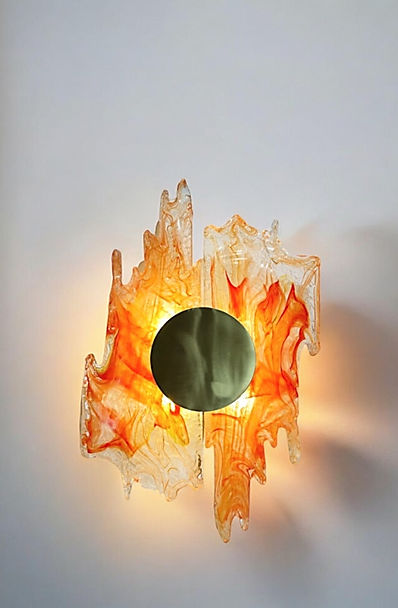 
Ürün Özellikleri
Art Deco tasarım ruhunu benimsemiş pirinç ve cam birleştirilerek oluşturulmuş duvar apliği. Mavi olanı okyanus dalgalarından ,  kızıl renkli olanı ise volkandan çıkan lavların düzensizliğinden  ilham almıştır.
Üründe 4 adet G9 duy bulunmaktadır.

Materyal
Cam , Pirinç

Ürün Ölçüleri
5cm x 42cm x 65h cm