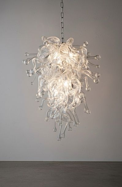 
Ürün Özellikleri
Zarafet ile özgünlüğün buluştuğu Curve Lamp, yaşam alanlarınıza sadece ışık değil, aynı zamanda sanatsal bir dokunuş katıyor. Her biri cam sanatçıları tarafından el üfleme tekniğiyle şekillendirilen cam parçaları, Curve Lamp’i benzersiz kılar.Organik formların modern yorumuyla tasarlanan bu avize, ışığın kıvrımlı cam yüzeylerde dans edişini izleme keyfini sunar. Gün ışığında heykelsi bir sanat eseri, akşam saatlerinde ise sıcak ve etkileyici bir ambiyans kaynağı haline gelir.
Salon, oturma odası, lobi, restoran, galeri ya da özgünlüğü ön planda tutan yüksek tavanlı tüm mekanlar için mükemmel bir seçim.

Materyal
Çelik , Üfleme Cam

Ürün Ölçüleri
100cm x 100cm x 120cm (H)