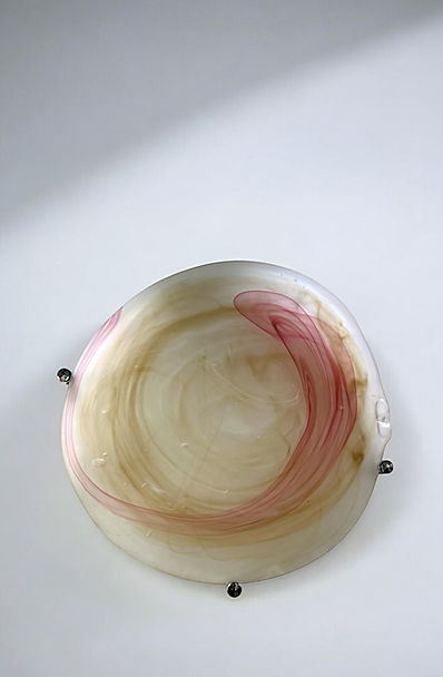 
Ürün Özellikleri
Sanatsal cam duvar objesi, yumuşak tonlarda bej ve pembe renklerin ahenkli bir şekilde birleşimiyle tasarlanmıştır. Camın içerisindeki dalgalı desenler, doğal bir hareketlilik ve organik bir estetik sunmaktadır. Krom detaylarla sabitlenen bu şık obje, hem modern hem de klasik dekorasyon anlayışına uyum sağlayabilecek eşsiz bir sanat eseri olarak dikkat çekmektedir. Mekâna derinlik ve zarafet katmak isteyenler için ideal bir seçimdir.

Materyal
El yapımı cam

Ürün Ölçüleri
70cm (Q)