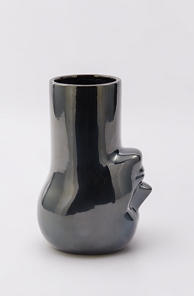 
Ürün Özellikleri
Bakış açınızı Upside Down Long Neck Vase ile tersine çevirin! Koens & Middelkoop imzalı bu sıra dışı tasarım, göz alıcı metalik yüzeyiyle dekorunuza eğlenceli bir dokunuş katıyor. Klasik Upside Down Vase ile mükemmel bir uyum sağlayarak, modern yaşam alanlarınıza çarpıcı bir kontrast ve özgün bir stil kazandırıyor. Tasarımın eğlenceli yönünü keşfedin ve bu vazonun tüm dikkatleri üzerine çekmesine izin verin—çünkü vazoların da biraz eğlenmeye hakkı var!

Materyal
Seramik

Ürün Ölçüleri
L22,5 x W15 x H32,5 cm