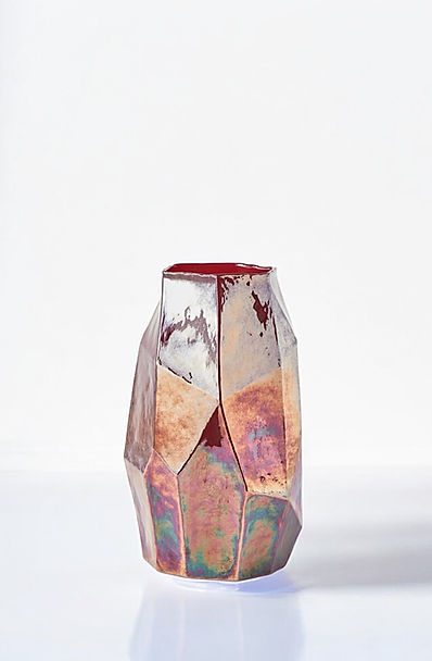 
Ürün Özellikleri
Düzensiz şekli ve güzel parlaklığıyla Graphic Luster Vazo, değerli bir taşı anımsatıyor. Güzel mercan kırmızısı ve beyaz sedefli cam, ilk bakışta etki yaratan canlı bir parlaklık için renkli sedef sırla kaplanmıştır, düzensiz dokusu ise ilgi uyandırır. Bir rafta, konsolda veya yan sehpada bulunan Graphic Luster Vazo, evin her odasına ilgi katar. Çarpıcı bir kontrast için onu zarif beyaz çiçeklerle donatın.

Ürün Ölçüleri
15x15x42h