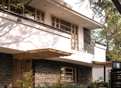The Indigenous House, designed by Manuj Agarwal Architects, is a luxurious yet affordable residence located in Dehradun, Uttarakhand. This house uniquely blends modern architectural principles with traditional aesthetics, leveraging local materials such as wood and sandstone native to the region.