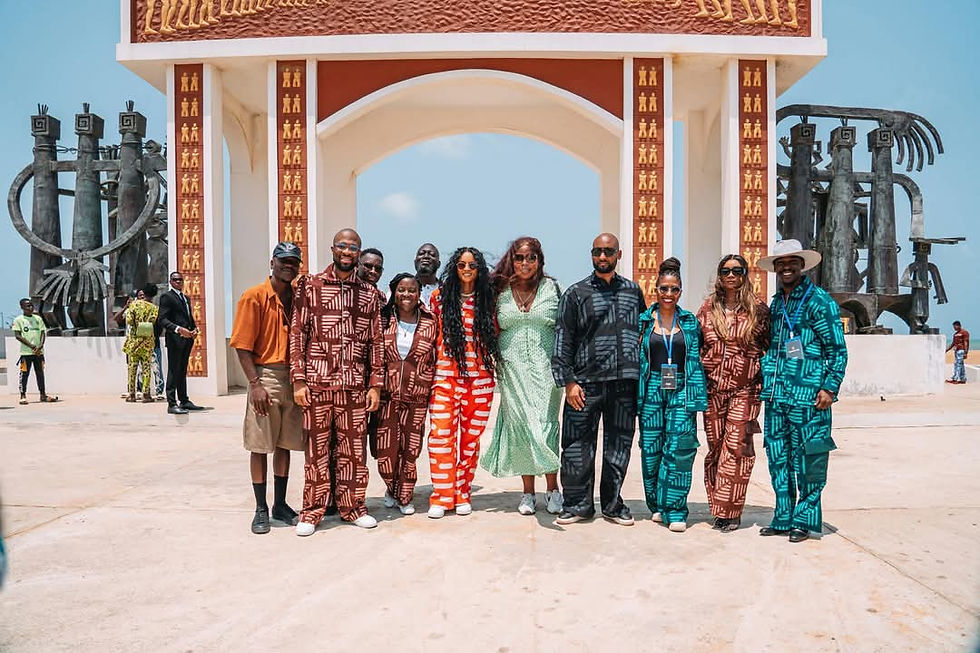 Devant la porte du non-retour à Ouidah