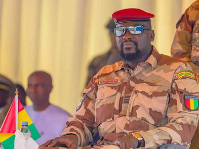 Guinée : Mamadi Doumbouya, les honneurs avant les actes ?